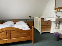 slaapkamer 2 met kinderbedje boven